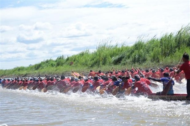 热闹非凡的2023年老挝赛舟节开幕。（图片来源：越通社）
