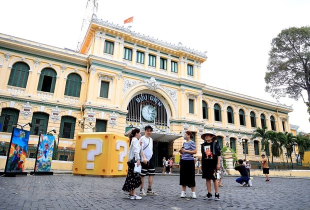 游客参观胡志明市邮局。（图片来源：越通社）