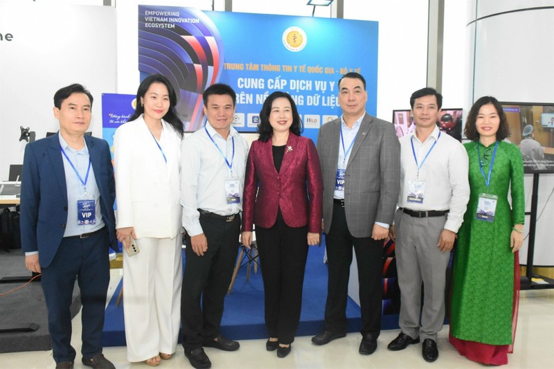 越南卫生部长陶红兰（中）和越南卫生部国家卫生信息中心代表合影。