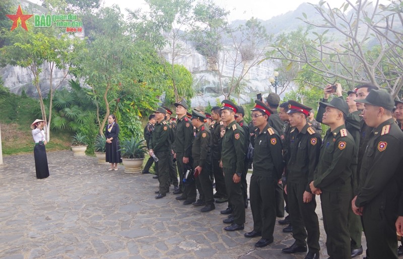 老挝人民军学员参观西进52团历史遗迹区。（图片来源：《人民军队报》）