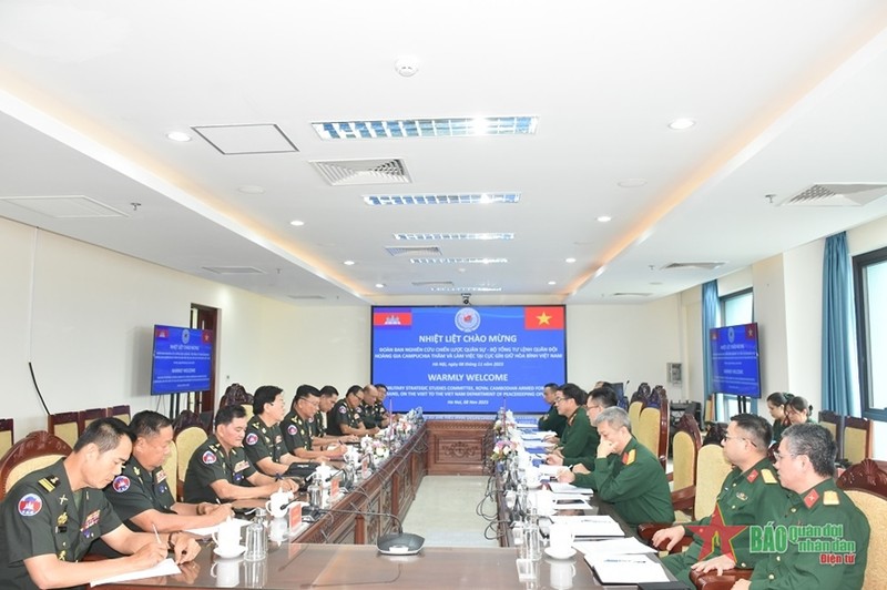 柬埔寨王家军工作代表团访问越南维和局。（图片来源：《人民军队报》）