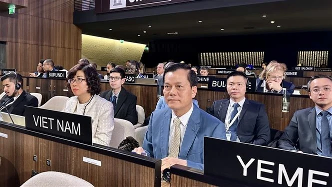越南联合国教科文组织国家委员会主任何金玉出席会议。（图片来源：越通社）