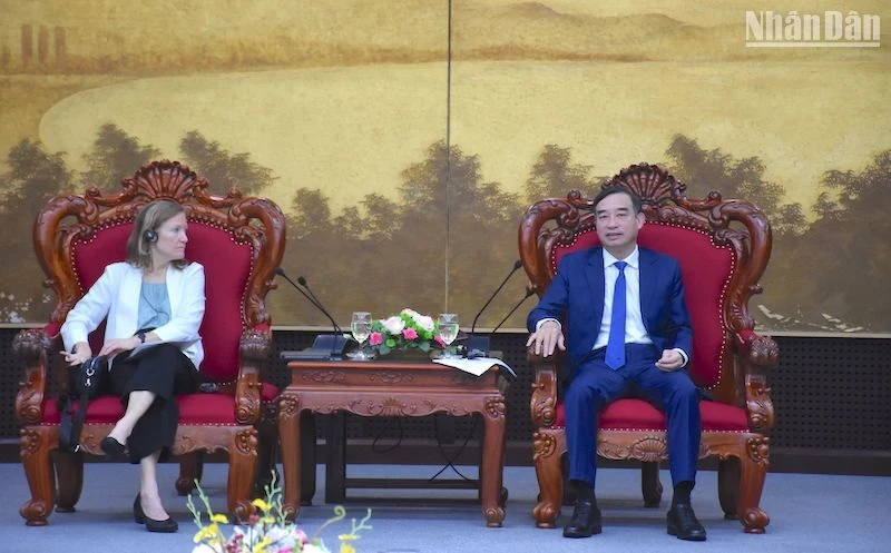 美国国际开发署驻越南首席代表阿勒·格拉布斯和岘港市人民委员会主席黎忠贞。