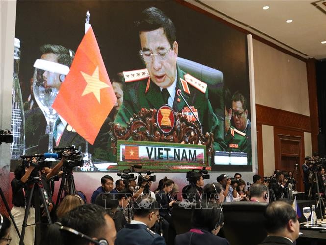 越共中央政治局委员、中央军委副书记、越南国防部部长潘文江大将在会上发表讲话。（图片来源：越通社）
