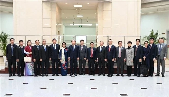 胡志明市代表团参观中共上海市委党校。