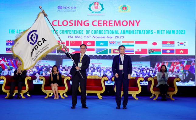 黎明雄中将在闭幕式上把APCCA会旗移交给2024年第42届亚洲及太平洋惩教首长会议主办国——中国香港代表团团长王国兴。
