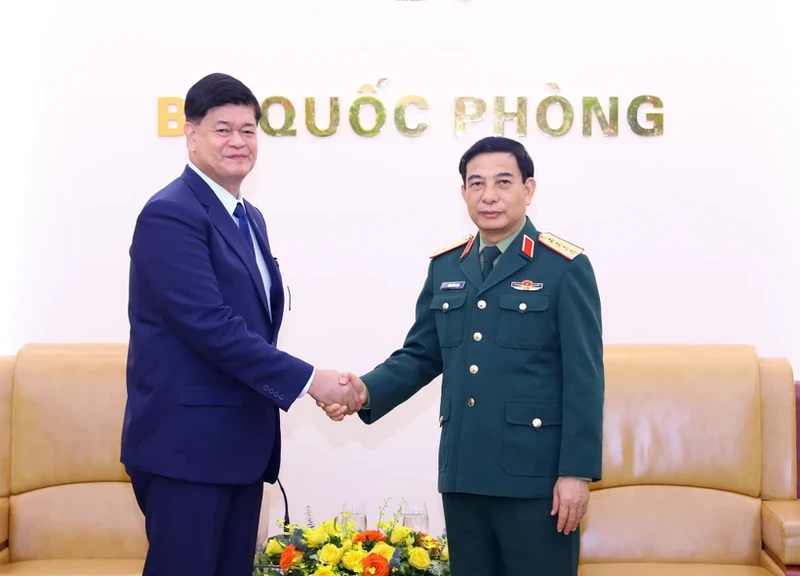 越南国防部部长潘文江大将会见菲律宾国防部高级副部长伊雷尼奥•埃斯皮诺。（图片来源：越通社）
