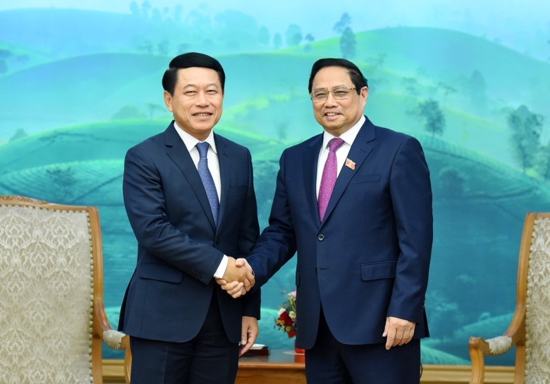 越南政府总理范明正会见老挝政府副总理兼外交部长沙伦塞·贡马西。