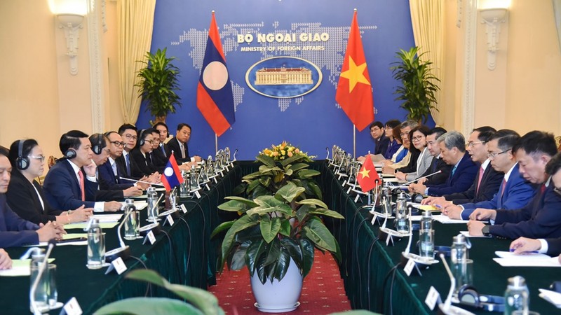 越南外交部长裴青山与老挝外交部长沙伦塞·贡马西共同主持第10 次越老外交部部长级政治磋商会议。