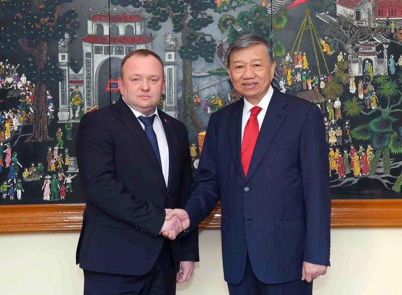 越南政府副总理黎明慨会见来访的白俄罗斯国家司法鉴定委员会主席沃尔科夫。（图片来源：越通社）