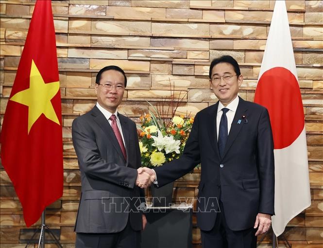 越南社会主义共和国主席武文赏与 日本首相岸田文雄。