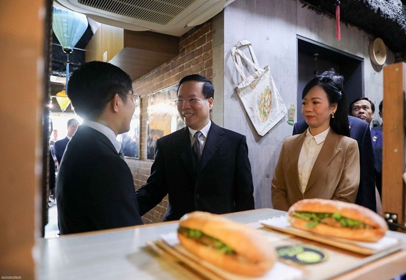 越南国家主席武文赏和夫人同东京都知事小池百合子（Yuriko Koike）造访了由两名越南留学生开设的“面包，你好”餐厅。