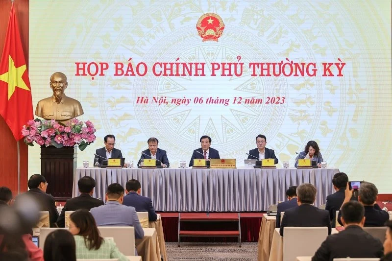 越南政府例行新闻发布会场景。