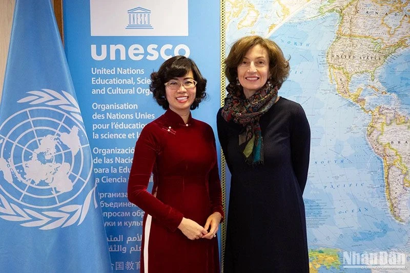越南常驻联合国教科文组织代表团团长黎氏红芸大使（左）与联合国教科文组织总干事奥德蕾·阿祖莱（右）。