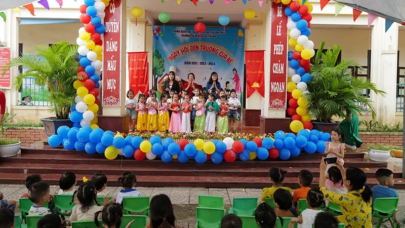 越南乳制品股份公司（ Vinamilk ）代表在新学年开学典礼上向高成幼儿园的学生赠送2.16万个Vinamilk ADM牛奶盒。