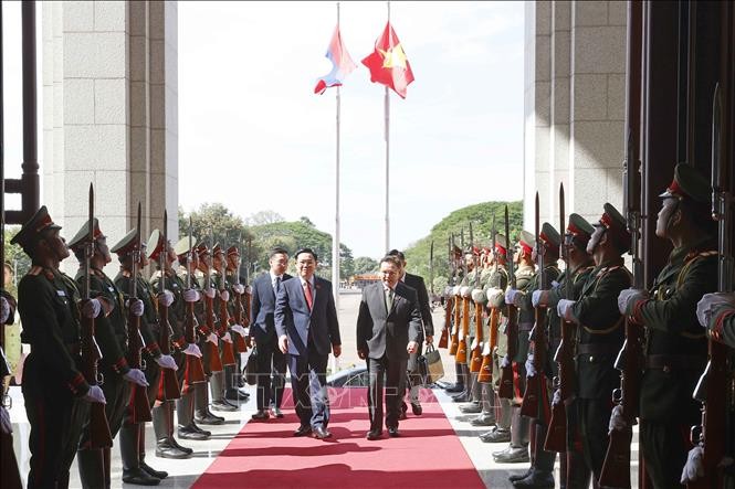 越南国会主席王廷惠与老挝国会主席赛宋蓬·丰威汉。（图片来源：越通社）