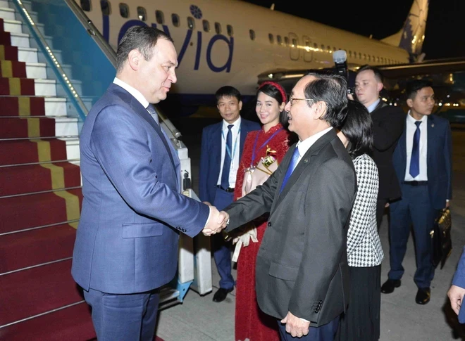 白俄罗斯总理罗曼·戈洛夫琴科抵达河内 开始对越南进行正式访问。（图片来源：越通社）