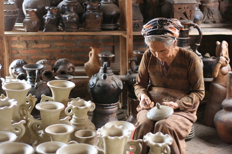 推进占族制陶技艺和旅游深度融合。
