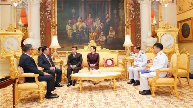 越南国会主席王廷惠拜访泰国国王哇集拉隆功。（图片来源：越通社）
