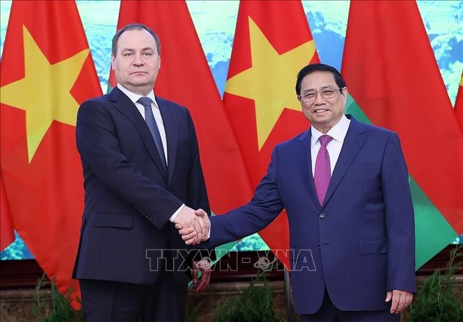 白俄罗斯共和国总理罗曼·戈洛夫琴科和越南政府总理范明正。（图片来源：越通社）