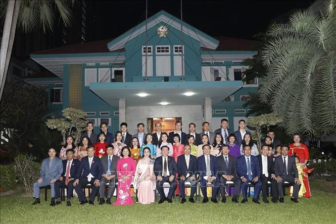 越南国会主席王廷惠同越南驻泰大使馆馆员和工作人员合影。（图片来源：越通社）