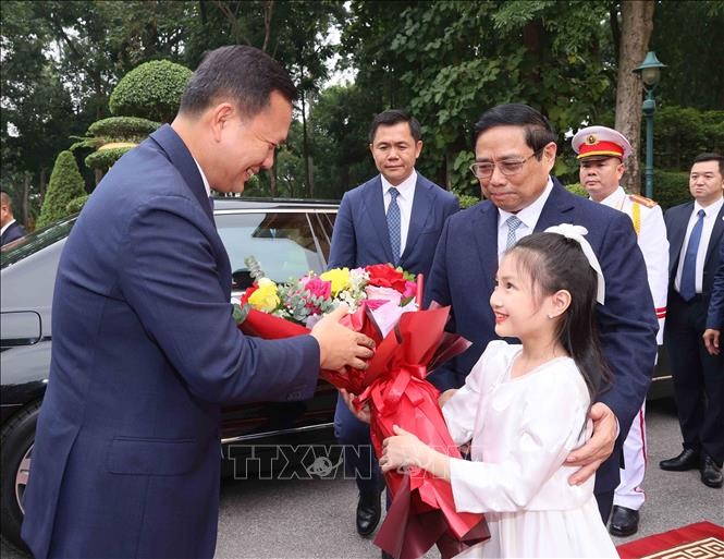 首都河内儿童送鲜花欢迎柬埔寨首相洪玛奈对越南进行正式访问。（图片来源：越通社）