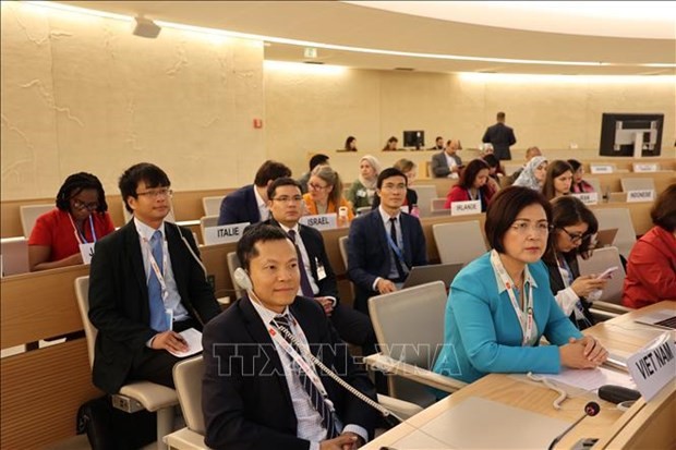 黎氏雪梅大使和越南代表团出席关于人权事务高级专员关于全世界人权状况的最新报告的一般性讨论会议。（图片来源：越通社）