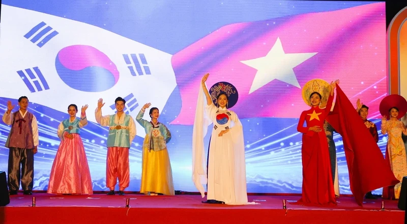 在岘港举办的越韩文化节开幕式上的越韩传统服装表演活动。（图片来源：越通社）