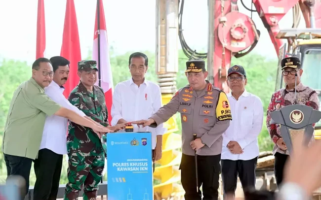 印尼总统佐科·维多多出席设在新首都努山塔拉的国家警察总部大楼动工仪式暨环保交通工具亮相仪式。