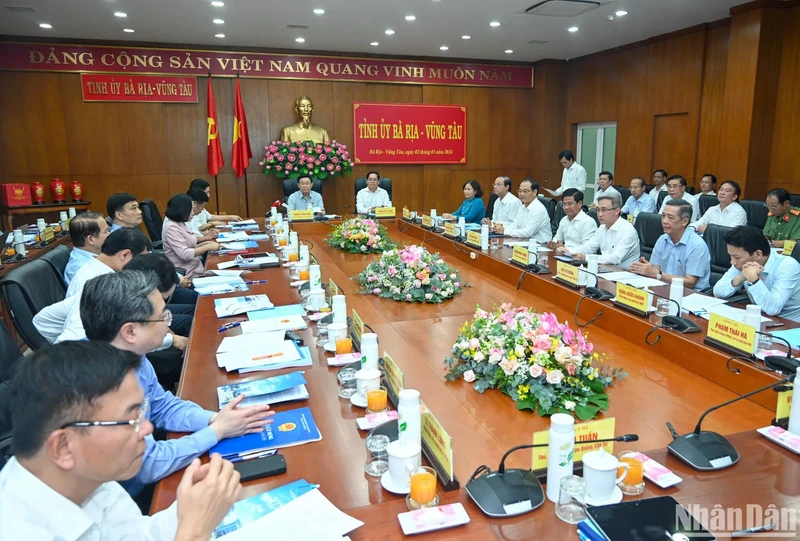 越南国会主席王廷惠与巴地头顿省委常委会举行工作会议。