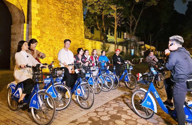 游客寄自行车观光河内。
