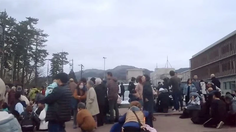 地震发生后日本民众前往更高的区域避难。（图片来源：Kyodo）