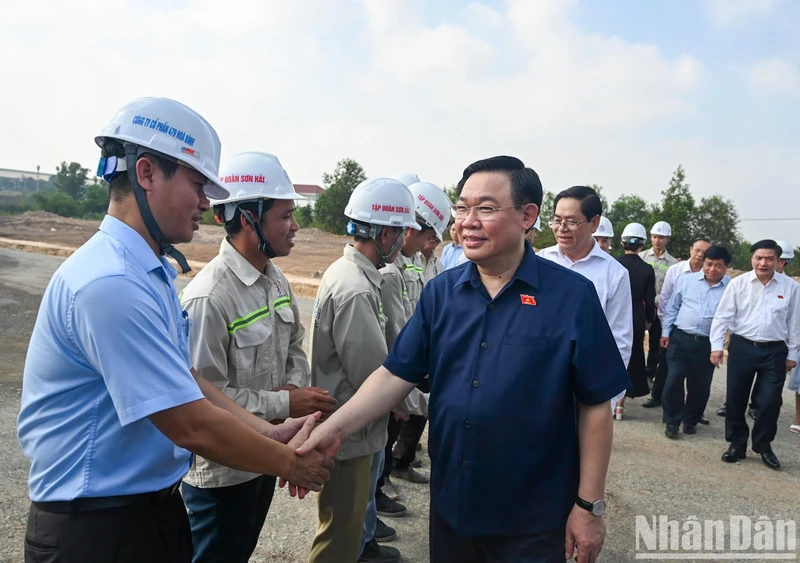 越南国会主席王廷惠实地考察边和-头顿高速公路建设项目。