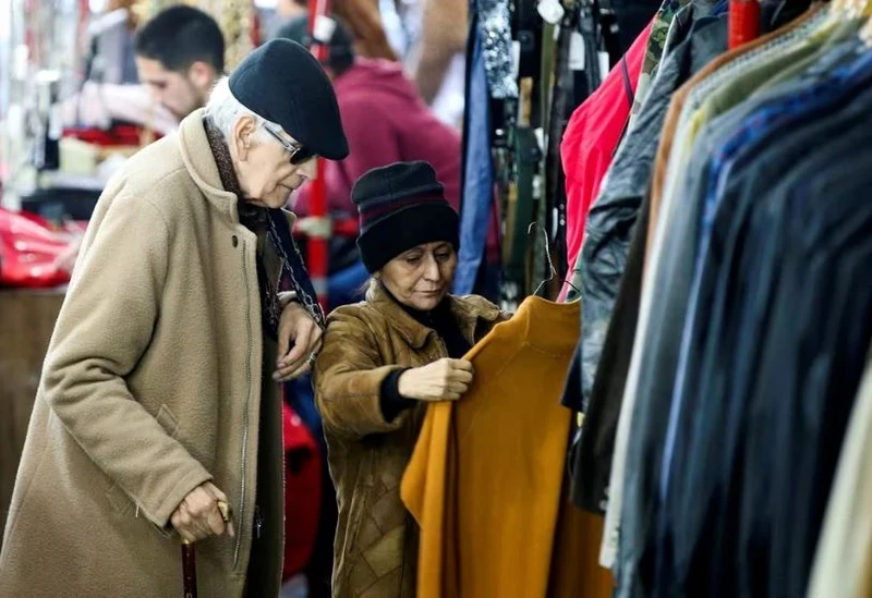 人民在阿根廷首都布宜诺斯艾利斯的一家二手服装店购买衣服。（图片来源：路透社）