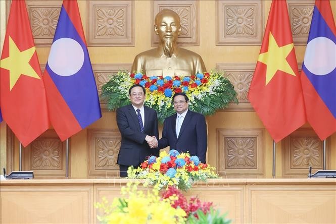 越南政府总理范明正与老挝政府总理宋赛·西潘敦。（图片来源：越通社）