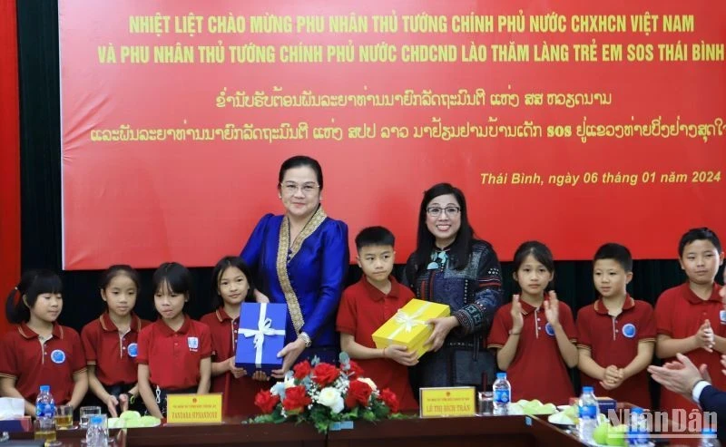 老挝和越南两国政府总理夫人向太平省SOS儿童赠送礼物。