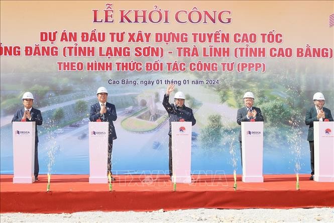 越南谅山省同登至高平省茶岭高速公路动工建设仪式。