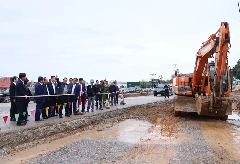 越南政府总理范明正视察海阳省部分重点工程项目。