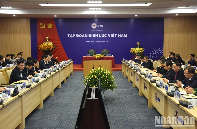 越南政府总理范明正同越南电力集团领导举行工作会议。