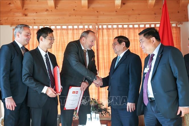 越南政府总理范明正会见 StaBOO Holdings AG公司董事会主席Marcus Bards先生。