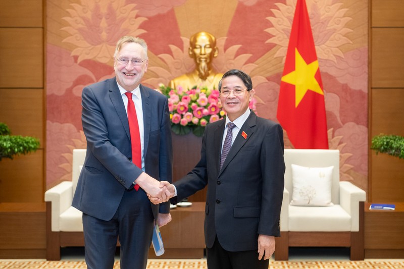 越南国会副主席阮德海会见欧洲议会国际贸易委员会主席。