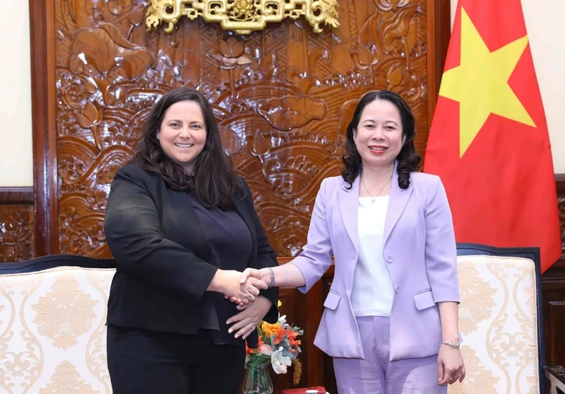 越南国家副主席武氏映春会见美国福特汽车公司国际市场区主席哈特。