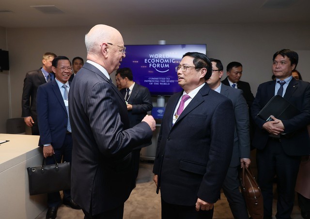 越南政府总理范明正会见了世界经济论坛创始人兼执行主席克劳斯·施瓦布。