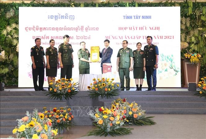 柬埔寨领导向西宁省委书记、人民议会主席阮诚心（右四）赠送春节礼物。（图片来源：越通社）