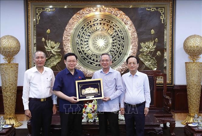 越南国会主席王廷惠向薄辽省委常委会赠送礼物。