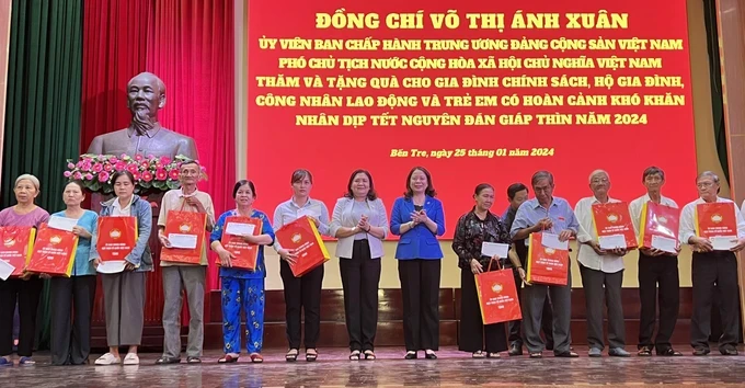 越南国家副主席武氏映春向槟椥贫困人员送上春节慰问品。
