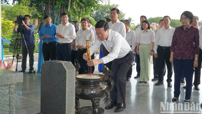 越南国家主席武文赏莅临阮生色副榜老先生遗迹区敬香。