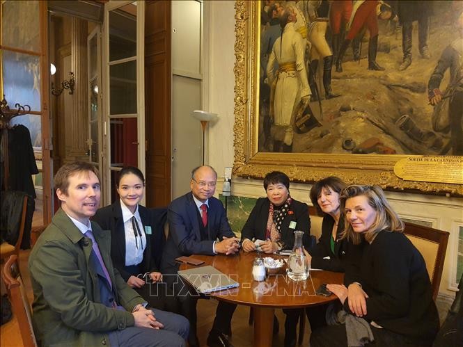 阮翠英女士会见新成立的法国参议院法越友好小组副主席劳伦斯·穆勒·布隆。（图片来源：越通社）