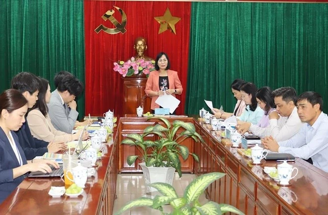 同奈省人民委员会副主席阮氏煌在座谈会上发表讲话。