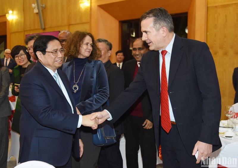 政府总理范明正会见在越南赞助商、外资企业代表。